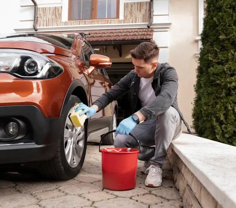 Lavage auto à domicile Teurthéville-Hague : professionnel intervenant sur un véhicule